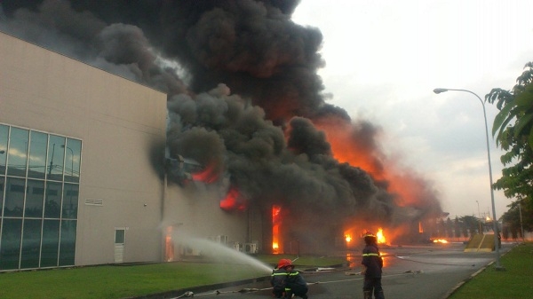 cháy lớn đã diễn ra tại Công ty hóa chất Sakatainx,Bình Dương